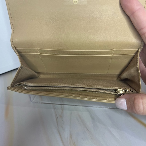 Authentic RARE Chanel turn lock cream wallet - Picture 5 of 8